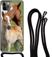 Hoesje met koord Geschikt voor iPhone 11 Pro Max - Paarden - Veulen - Gras - Siliconen - Crossbody - Backcover met Koord - Telefoonhoesje met koord - Hoesje met touw