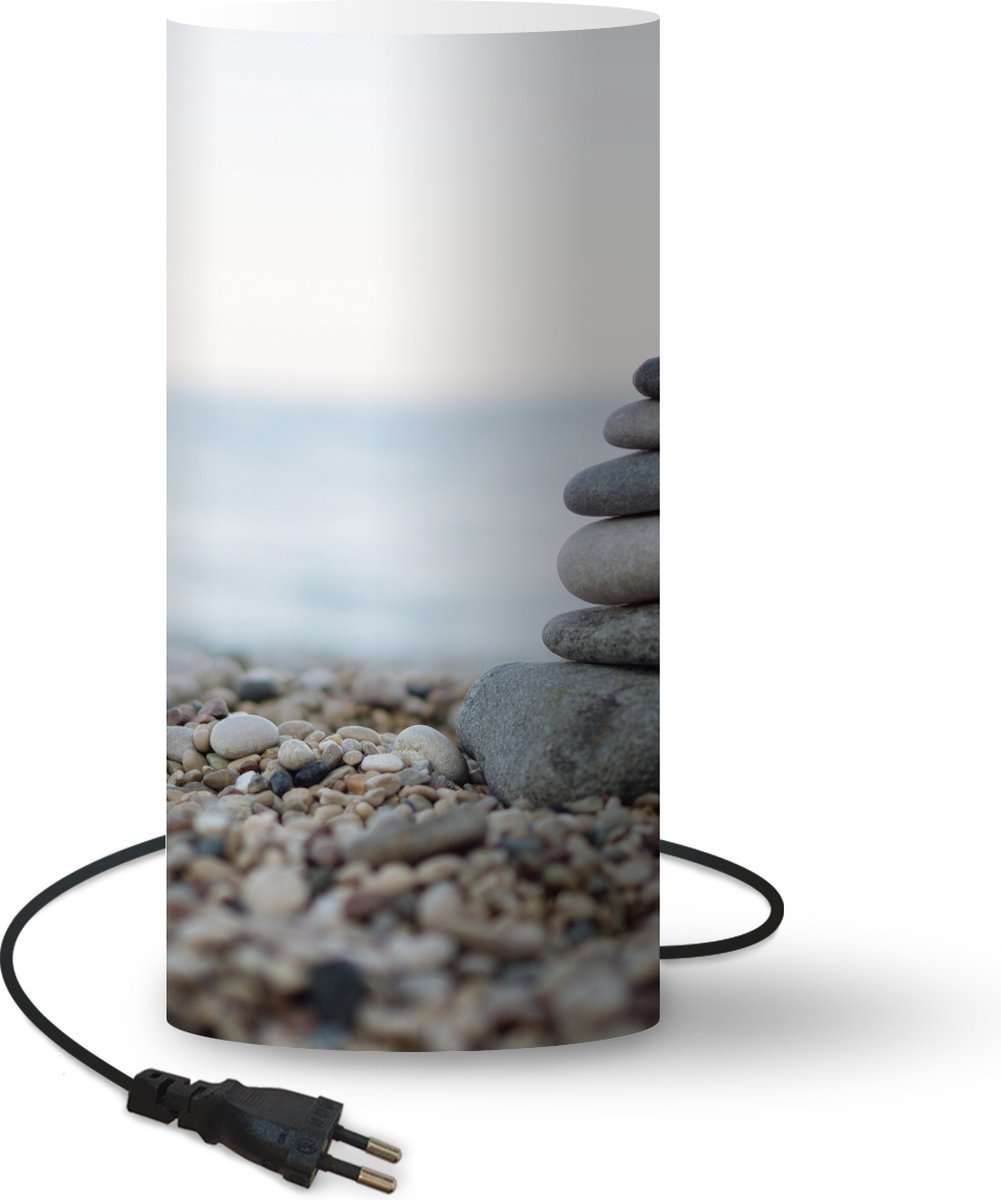 Lamp - Nachtlampje - Tafellamp slaapkamer - Balancerende stenen op kiezelstrand - 54 cm hoog - Ø24.8 cm - Inclusief LED lamp