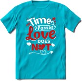 Time Passes Love Does Not - Valentijn T-Shirt | Grappig Valentijnsdag Cadeautje voor Hem en Haar | Dames - Heren - Unisex | Kleding Cadeau | - Blauw - M