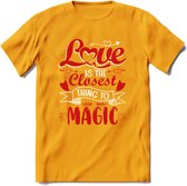 Love Is The Closest Thing To Magic - Valentijn T-Shirt | Grappig Valentijnsdag Cadeautje voor Hem en Haar | Dames - Heren - Unisex | Kleding Cadeau | - Geel - XL