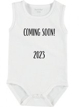 Baby Rompertje met tekst 'Coming soon 2023' | mouwloos l | wit zwart | maat 50-56 | cadeau | Kraamcadeau | Kraamkado