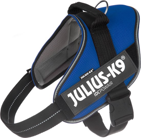 Blauw IDC®Powair-hondentuig met zwarte banden en reflecterende rand. 'JULIUS-K9' logo op zwart label.