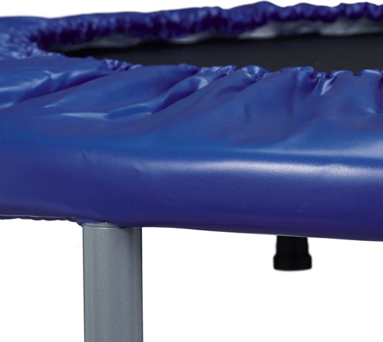 Detail van de blauwe, gerimpelde beschermhoes van een fitness trampoline.