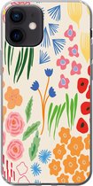 Telefoonhoesje Geschikt voor iPhone 12 hoesje - Bloemen - Patronen - Veldbloemen - Siliconen Telefoonhoesje