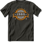Premium Since 1980 T-Shirt | Zilver - Goud | Grappig Verjaardag en Feest Cadeau Shirt | Dames - Heren - Unisex | Tshirt Kleding Kado | - Donker Grijs - S