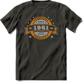 Premium Since 1961 T-Shirt | Zilver - Goud | Grappig Verjaardag en Feest Cadeau Shirt | Dames - Heren - Unisex | Tshirt Kleding Kado | - Donker Grijs - 3XL