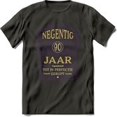 90 Jaar Legendarisch Gerijpt T-Shirt | Paars - Ivoor | Grappig Verjaardag en Feest Cadeau Shirt | Dames - Heren - Unisex | Tshirt Kleding Kado | - Donker Grijs - S