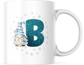 Kerst Mok met afbeelding: Snowman Gnome - Blauw - Letter B | Kerst Decoratie | Kerst Versiering | Grappige Cadeaus | Koffiemok | Koffiebeker | Theemok | Theebeker