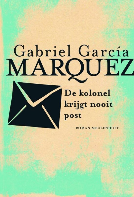 Livre "Le colonel n'attend plus" de Gabriel Garcia Marquez avec une enveloppe noire sur fond vert menthe.