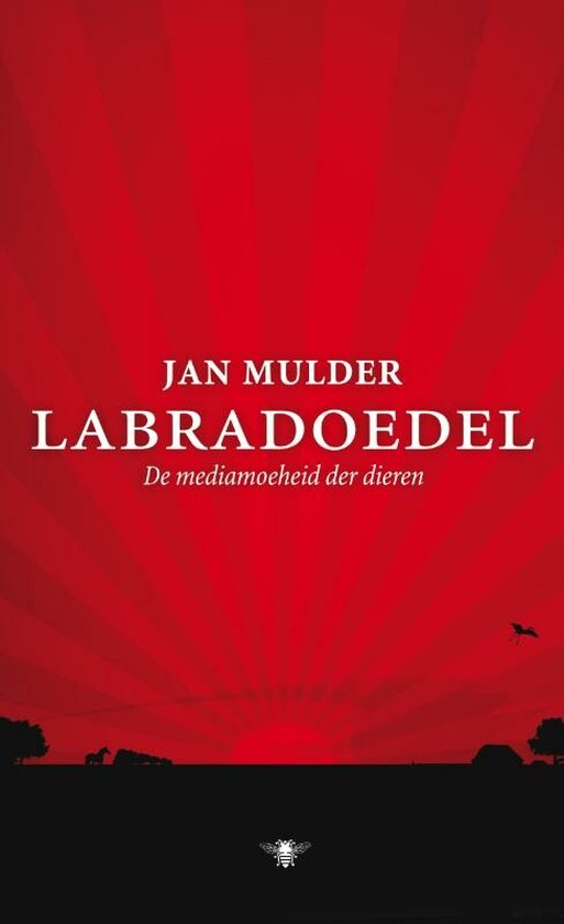 Boek 'LABRADOEDEL' van Jan Mulder, met rode zonsondergang en silhouetten.