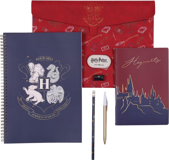 Harry Potter schrijfwarenset met een donkerblauwe notitieboek, een rode map en een notitieboek met de Hogwarts-kasteel.
