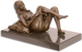 Een Erotische Bronzen Sculptuur Liggende Vrouw 21x11x10 cm