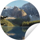 Tuincirkel Besneeuwde bergen en bossen weerspiegeld in het Moraine Lake in Canada - 120x120 cm - Ronde Tuinposter - Buiten XXL / Groot formaat!