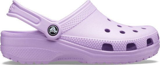 Lila Crocs klomp, van de zijkant gezien.