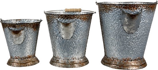Drie metalen emmers in verschillende maten met een verweerde, roestbruine rand.