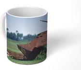 Mok - Oude, verroeste tank op weiland met ossen in Ethiopië - 350 ML - Beker - Uitdeelcadeautjes