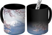 Magische Mok - Foto op Warmte Mok - Sakura takken bij Fuji berg in Japan - 350 ML - Uitdeelcadeautjes