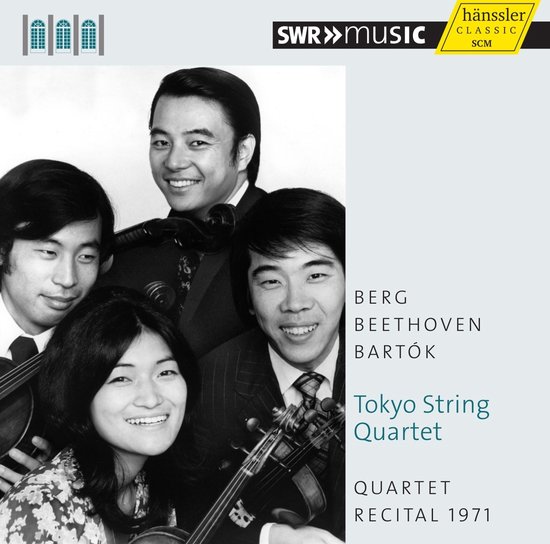 De Tokyo String Quartet-leden, drie mannen en één vrouw, poseren met hun strijkinstrumenten.