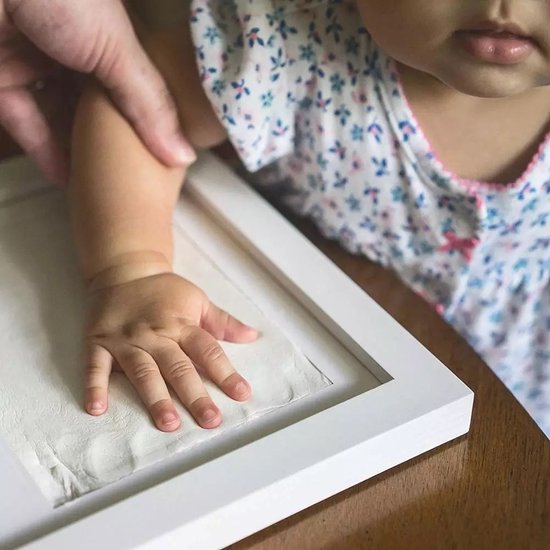 Maison Extravagante - Baby Fotolijst in cadeauverpakking - Gipsafdruk baby - Klei Afdruk Baby Voet / Hand - Kraamcadeau Jongen of Meisje - Babyshower - Kraampakket/Geboorte Cadeau - Baby Art van Maison Extravagante — afbeelding 4
