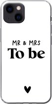Geschikt voor iPhone 13 mini hoesje - Quotes - 'Mr & Mrs to be' - Spreuken - Trouwen - Siliconen Telefoonhoesje