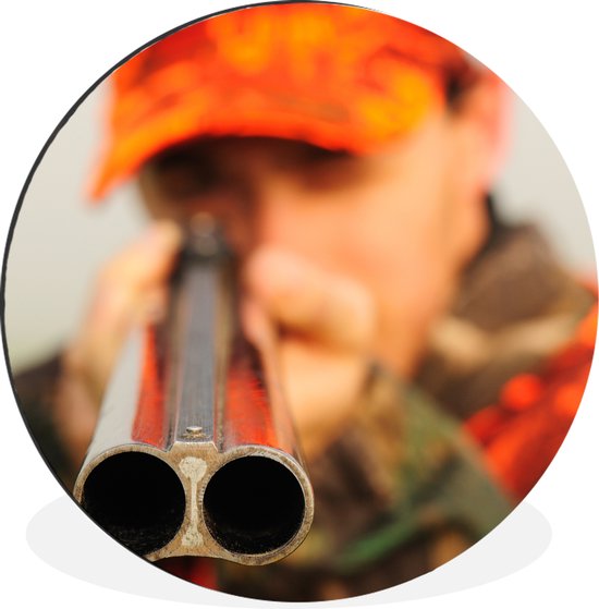 WallCircle - Wandcirkel - Muurcirkel - Een close-up van een jager die zijn geweer op de camera richt - Aluminium - Dibond - ⌀ 60 cm - Binnen en Buiten