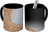 Magische Mok - Foto op Warmte Mok - De quinoa zaden uit een glazen pot op witte tafel - 350 ML