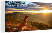 Canvas Schilderij Een Golden Retriever kijkend naar de zonsondergang - 40x20 cm - Wanddecoratie