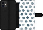 Bookcase Geschikt voor iPhone 12 Pro telefoonhoesje - Stippen - Grijs - Wit - Met vakjes - Wallet case met magneetsluiting