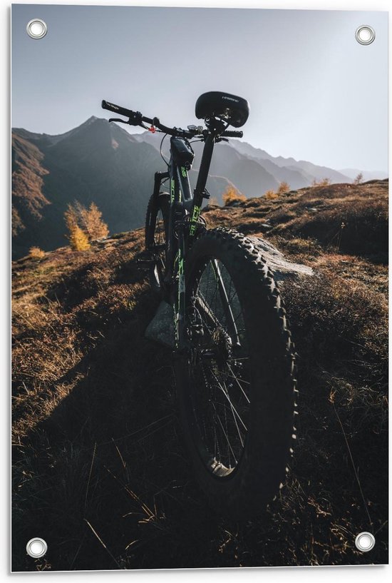 Tuinposter – Mountainbike in de Bergen - 40x60cm Foto op Tuinposter  (wanddecoratie voor buiten en binnen)