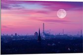 Dibond - Paars Roze Lucht met Maan boven Stad - 90x60cm Foto op Aluminium (Met Ophangsysteem)