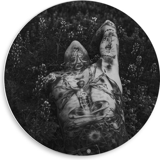 Forex Wandcirkel - Getatoeëerde Man in het Gras Zwart - Wit - Foto op Wandcirkel (met ophangsysteem)