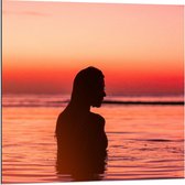 Dibond - Silhouet Vrouw in Zee - 80x80cm Foto op Aluminium (Wanddecoratie van metaal)