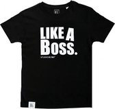 STUDIO BY BO® Jongens T-shirt Like A Boss Zwart  | 100% GOTS gecertificeerd biologisch katoen | Maat 9-11 jaar 134-146cm | Biokatoen | Tof verpakt!