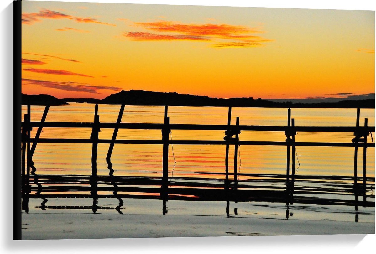 Canvas - Houten Palen aan het Meer met Zon - 90x60cm Foto op Canvas Schilderij (Wanddecora