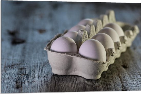 Dibond - Witte Eieren in Eierdoos  - 90x60cm Foto op Aluminium (Met Ophangsysteem)