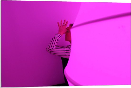 Dibond - Vrouw Voor Roze Muur met Doek - 90x60cm Foto op Aluminium (Wanddecoratie van metaal)