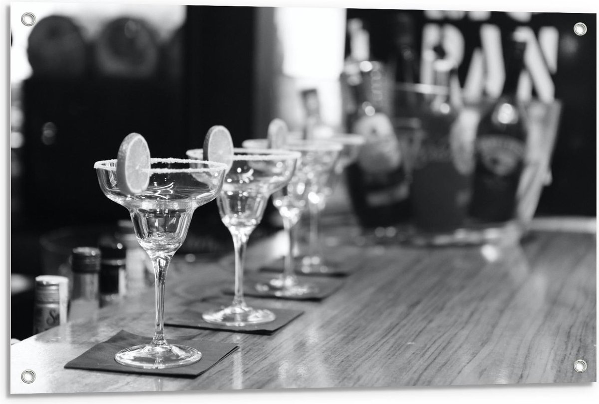 Tuinposter – Cocktailglazen op de Bar (zwart/wit) - 90x60cm Foto op Tuinposter (wanddecoratie voor buiten en binnen)