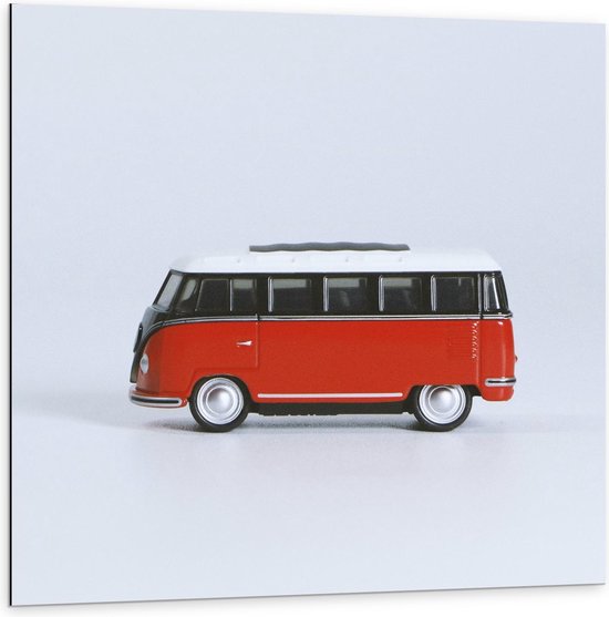 Dibond - Rood Hippie Busje met Witte Achtergrond - 100x100cm Foto op Aluminium (Met Ophangsysteem)