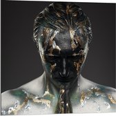 Dibond - Biddende Man van Glitter - 80x80cm Foto op Aluminium (Met Ophangsysteem)