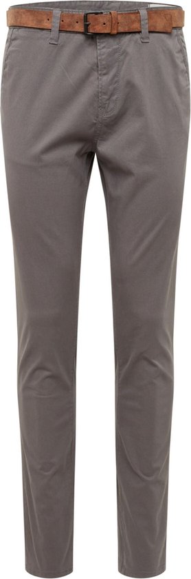 Grijze chino broek met bruine riem, op witte achtergrond.