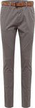 Grijze chino broek met bruine riem, op witte achtergrond.
