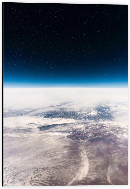 Dibond - Satelliet Foto Boven Wolken en Sterren - 40x60cm Foto op Aluminium (Met Ophangsysteem)