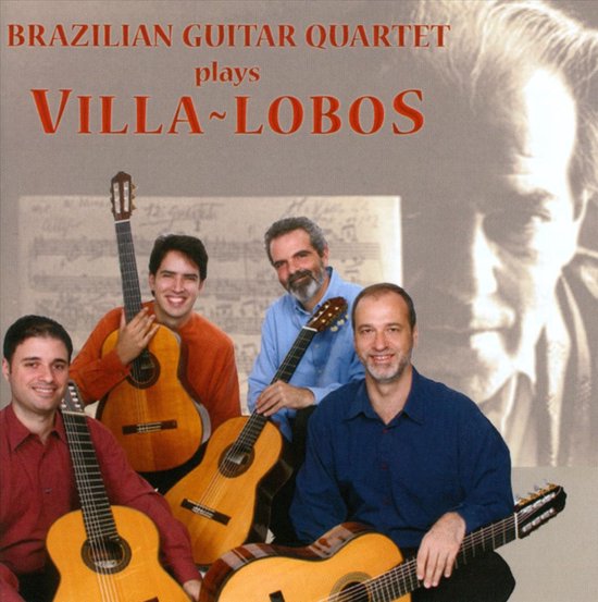Het Brazilian Guitar Quartet speelt Villa-Lobos, met vier gitaristen die hun instrumenten vasthouden.