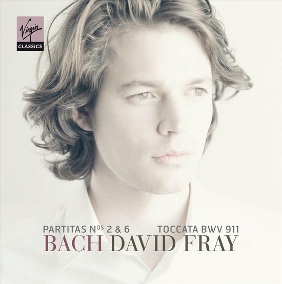 Close-up portret van een man met lang, lichtbruin haar, groene ogen en een witte blouse. "Bach David Fry" is zichtbaar. "Virgin Classics" is zichtbaar.
