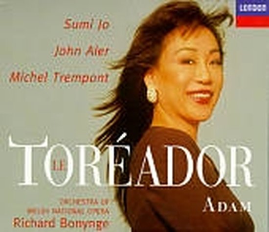 Sumi Jo lacht naar de camera, met links 'Le Toreador' en 'Adam' in rode letters.