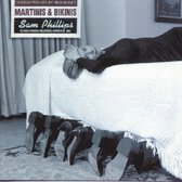 Sam Phillips op een bed, met de titel "Martinis & Bikinis" en "1994 Virgin Records America, Inc.".