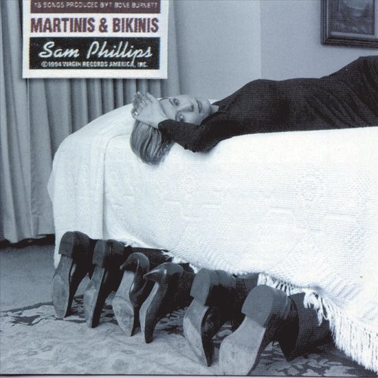 Sam Phillips op een bed, met de titel "Martinis & Bikinis" en "1994 Virgin Records America, Inc.".