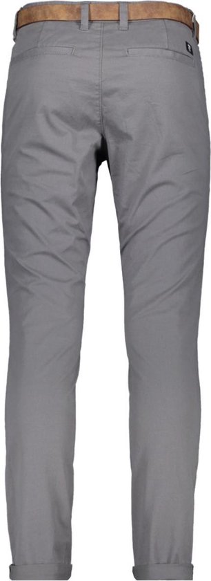 Achterkant van grijze chino broek met bruine riem en omgeslagen broekspijpen.