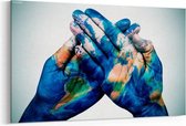 Schilderij - Wereldkaart op handen — 100x70 cm