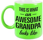 Awesome grandpa / opa cadeau mok / beker neon groen 330 ml